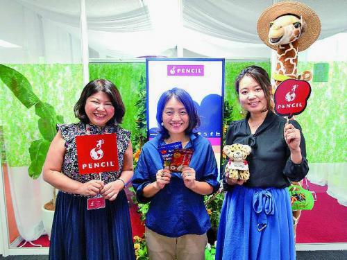 ペンシルの倉橋美佳社長（左）やずやの宇野京子係長（中央）ペンシルの平川寿江ＧＭ（右）